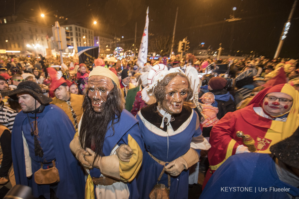 La famille Fritschi, figure traditionnelle de ce carnaval, a été accueillie sur la rade lucernoise dans la clameur assourdissante de la foule.