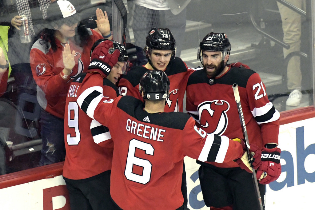 Nico Hischier célèbre son goal contre Carolina.