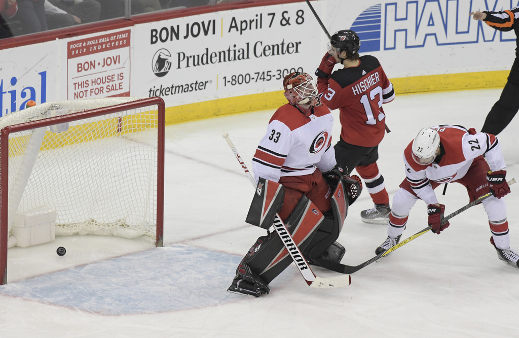 Nico Hischier a été le grand artisan du succès à domicile 5-2 de New Jersey devant Carolina.