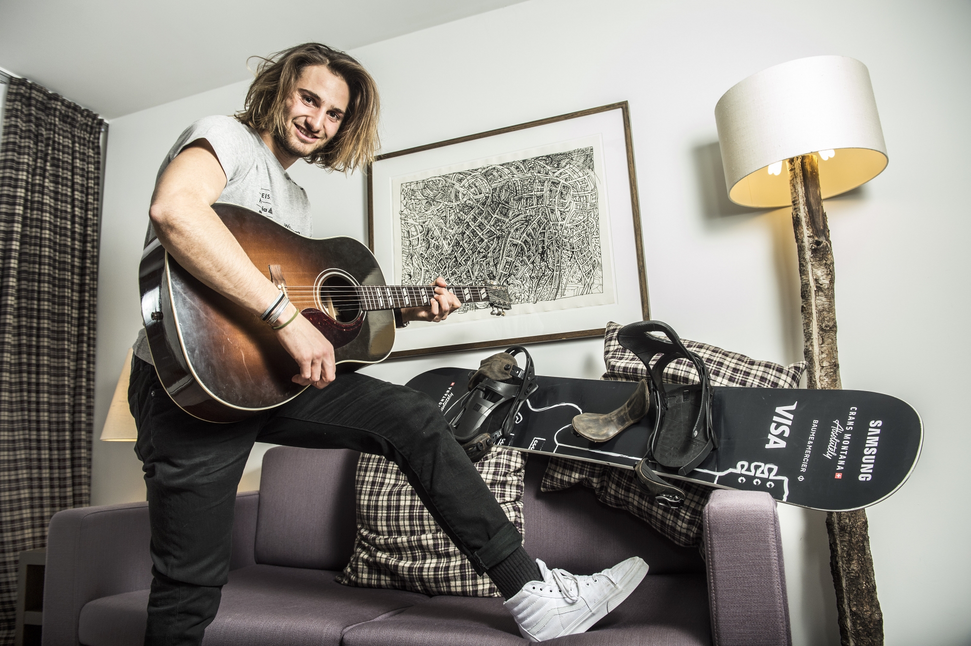 Une guitare et une planche: les deux objets indispensables de Pat Burgener. 