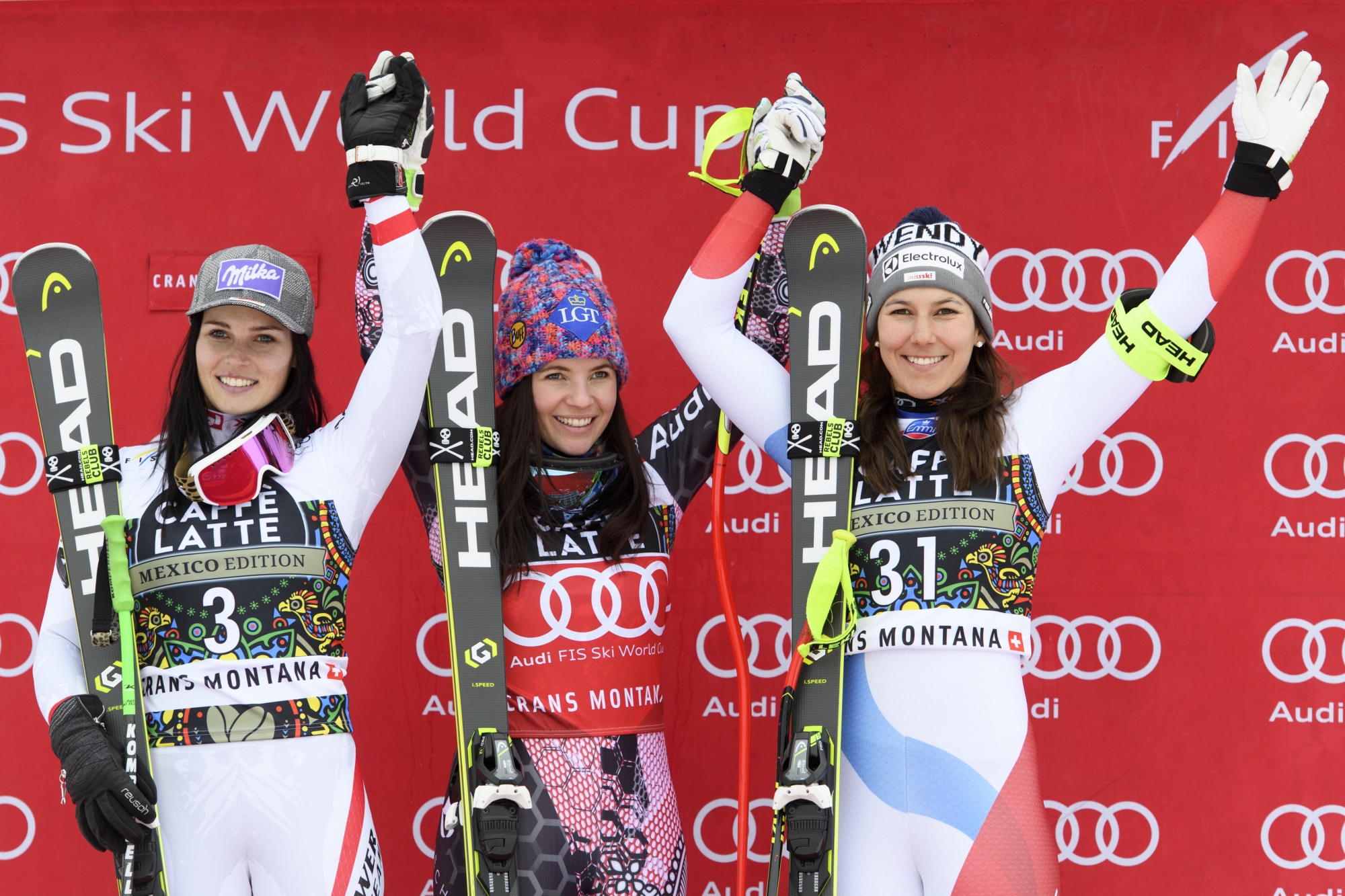 Wendy Holdener (à d.) partage le podium avec Tina Weirather (au centre), victorieuse du super G de Crans-Montana, et Anna Veith, 2e.