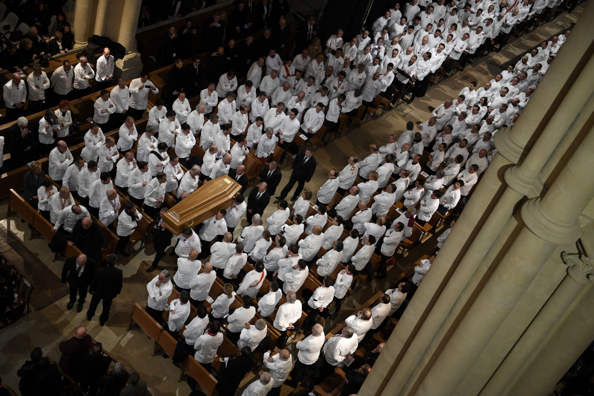epa06475199 Chefs carry the coffin of French Paul Bocuse during the funeral ceremony at the Saint-Jean Cathedral in Lyon, France, 26 January 2018. More than 1,500 chefs from around the world along with thousands of fans of French cuisine are expected in Lyon to honor their "pope" Paul Bocuse, who died on 20 January 20 aged 91.  EPA/PHILIPPE DESMAZES / POOL MAXPPP OUT FRANCE GASTRONOMY BOCUSE FUNERAL