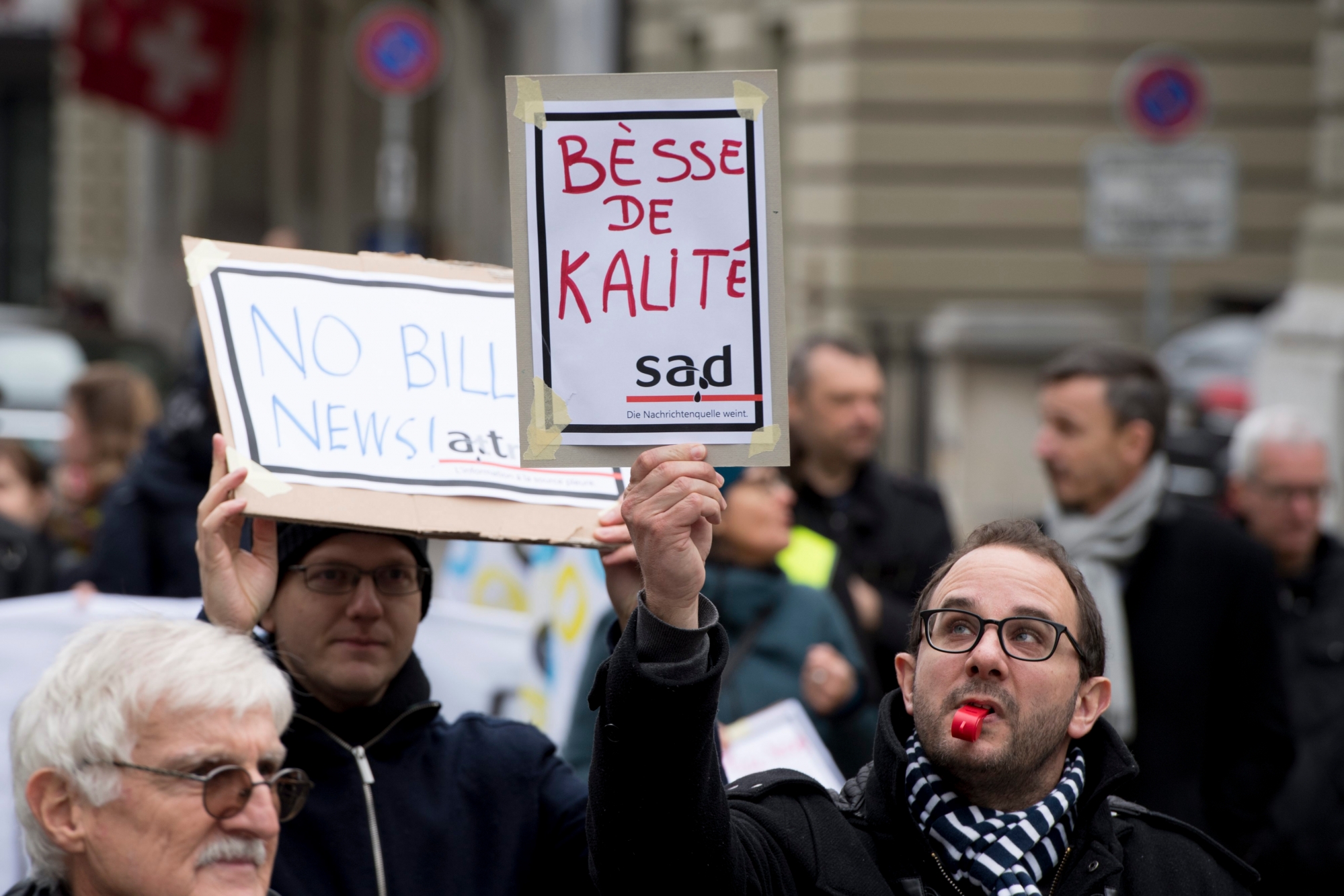 Journalistinnen und Journalisten der Schweizerischen Depeschenagentur SDA (ATS) sowie Gewerkschaftsvertreter demonstrieren gegen den geplanten Stellenabbau, am Dienstag, 30. Januar 2018, in Bern. Die SDA will rund 40 ihrer 180 Arbeitsstellen abbauen. (KEYSTONE/Anthony Anex) SCHWEIZ MEDIEN SDA STREIK