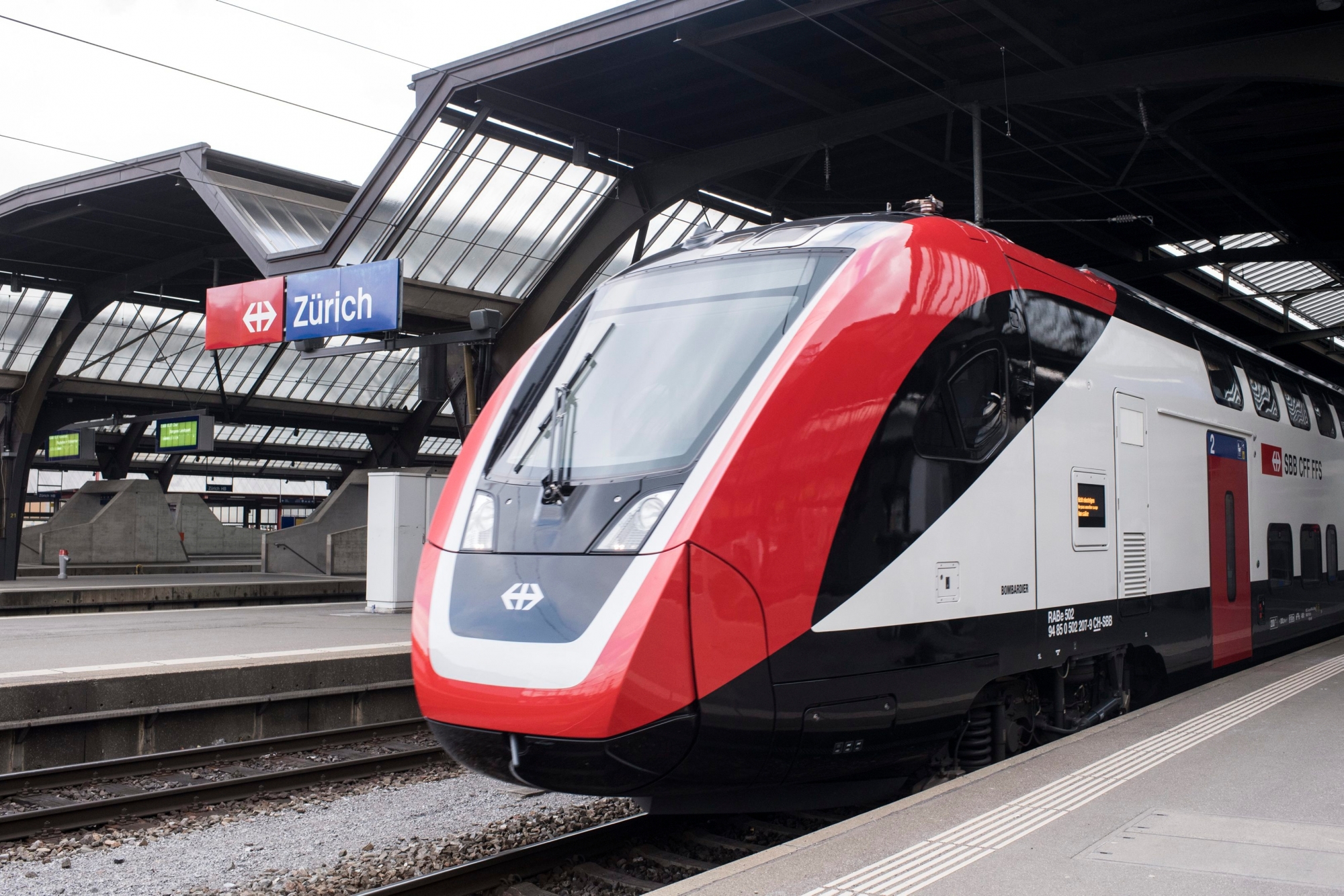 Der neue Fernverkehr-Doppelstockzug der SBB "FV-Dosto" auf der Fahrt von Zuerich nach Bern, aufgenommen am Montag, 26. Februar 2018. (KEYSTONE/Ennio Leanza) SCHWEIZ SBB FV-DOSTO DOPPELSTOCKZUG