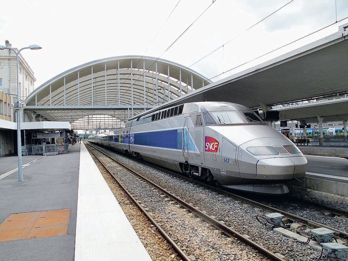 Un TGV entre en gare de Reims. 101605