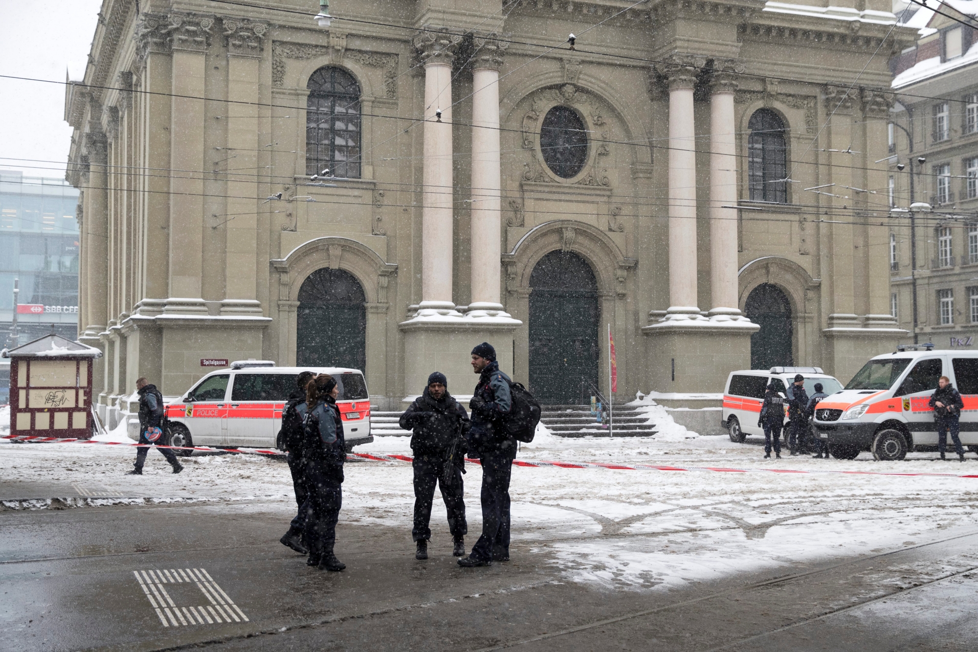 Die Polizei sperrt nach einer Drohung den Platz um die Heiliggeistkirche ab, am Freitag, 2. Maerz 2018 in Bern. (KEYSTONE/Peter Klaunzer) SCHWEIZ POLIZEIEINSATZ