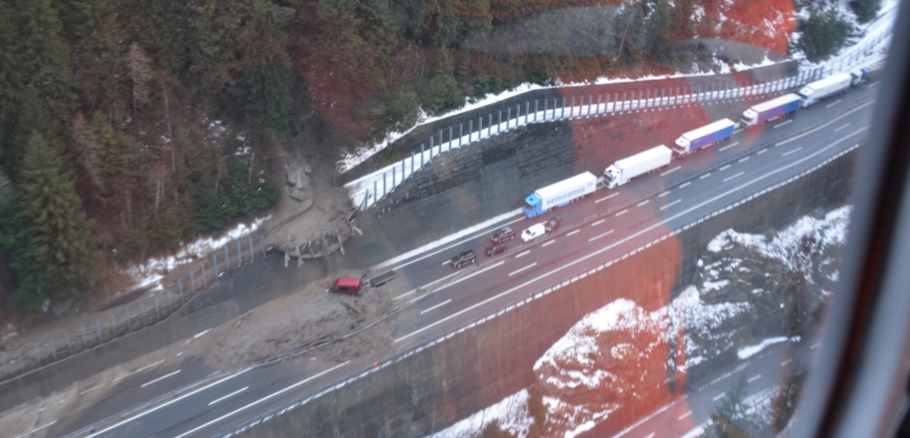 Une camionnette de livraison a été détruite mardi en percutant les gravats qui venaient de s'abattre. Personne n'a été blessé.