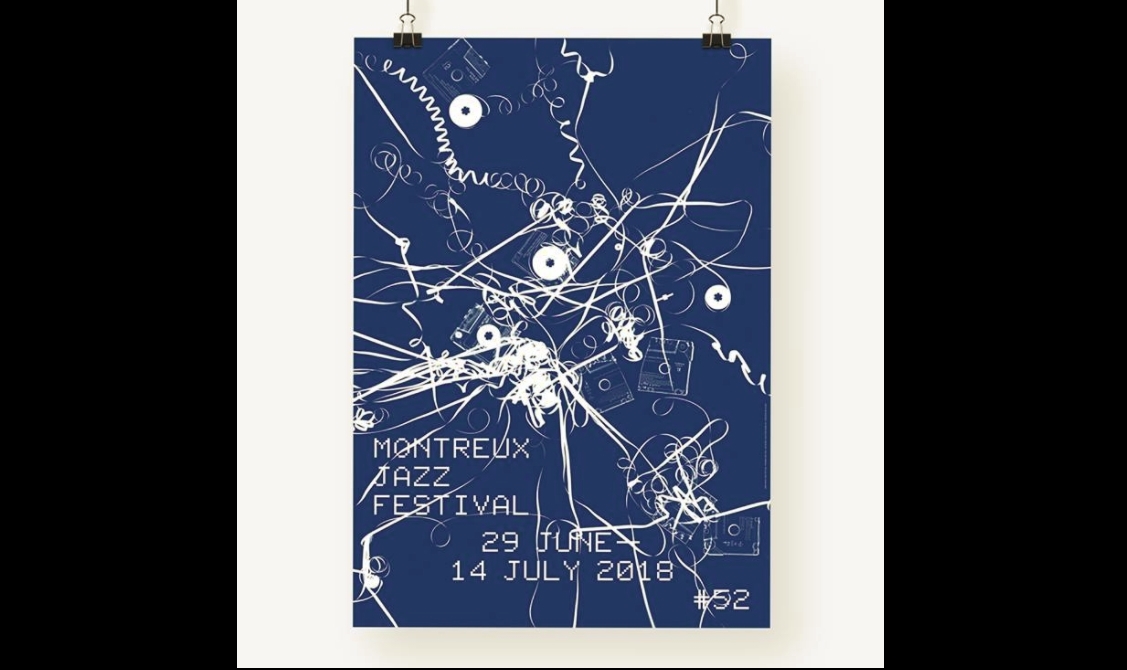 Pour réaliser cette oeuvre, Christian Marclay a utilisé le procédé du cyanotype.