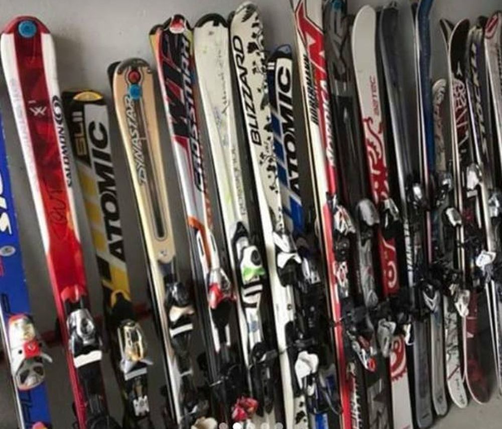 Les skis sont en vente dans une annonce qui semble toujours être en ligne sur Facebook.