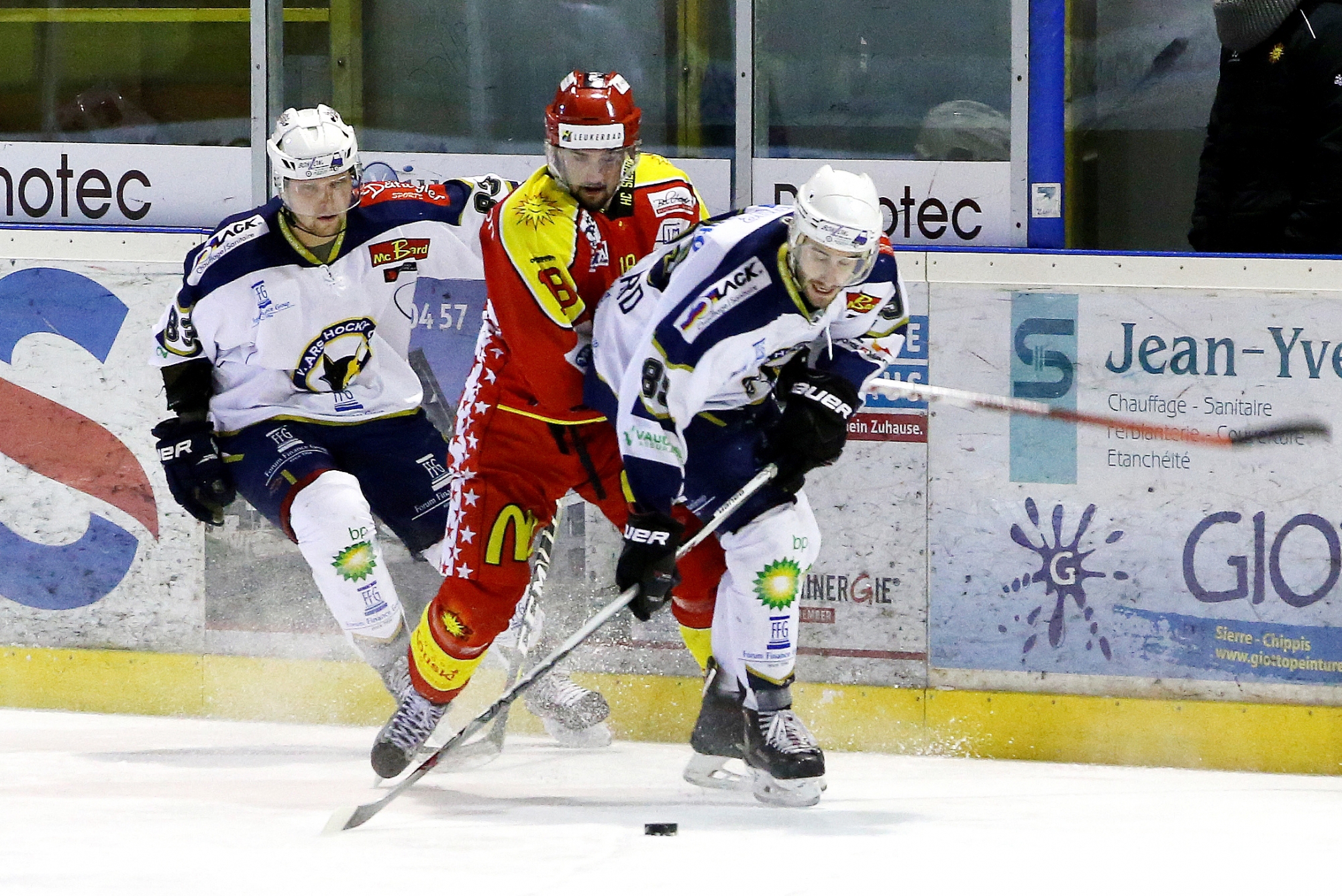 Antoine Maillard devant Jérémy Gailland. Les deux joueurs étaient coéquipiers la saison passée à Sion.