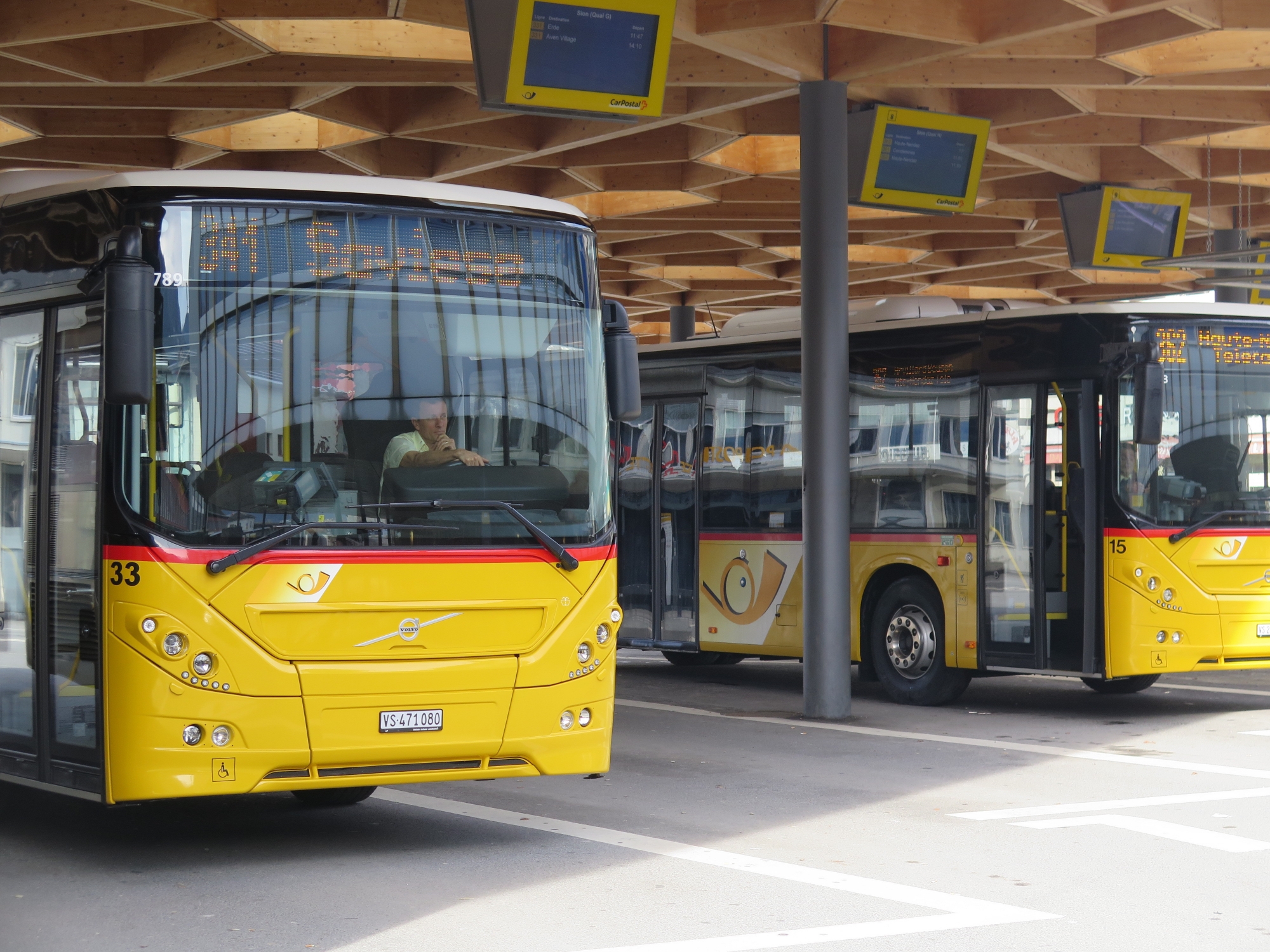 Deux bus par heure circulent entre Sion et Savièse matin, midi et soir.  