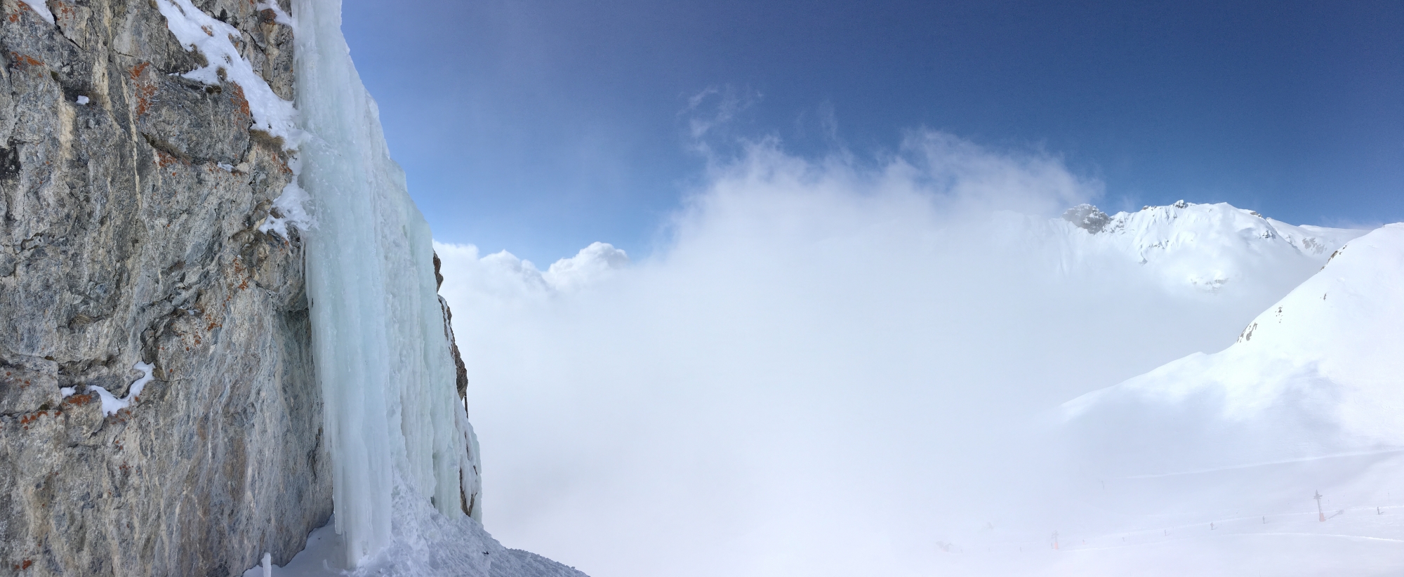 Des températures extrêmes ont été ressenties en altitude, sans pour autant perturber les domaines skiables. Ici à Anzère ce lundi.