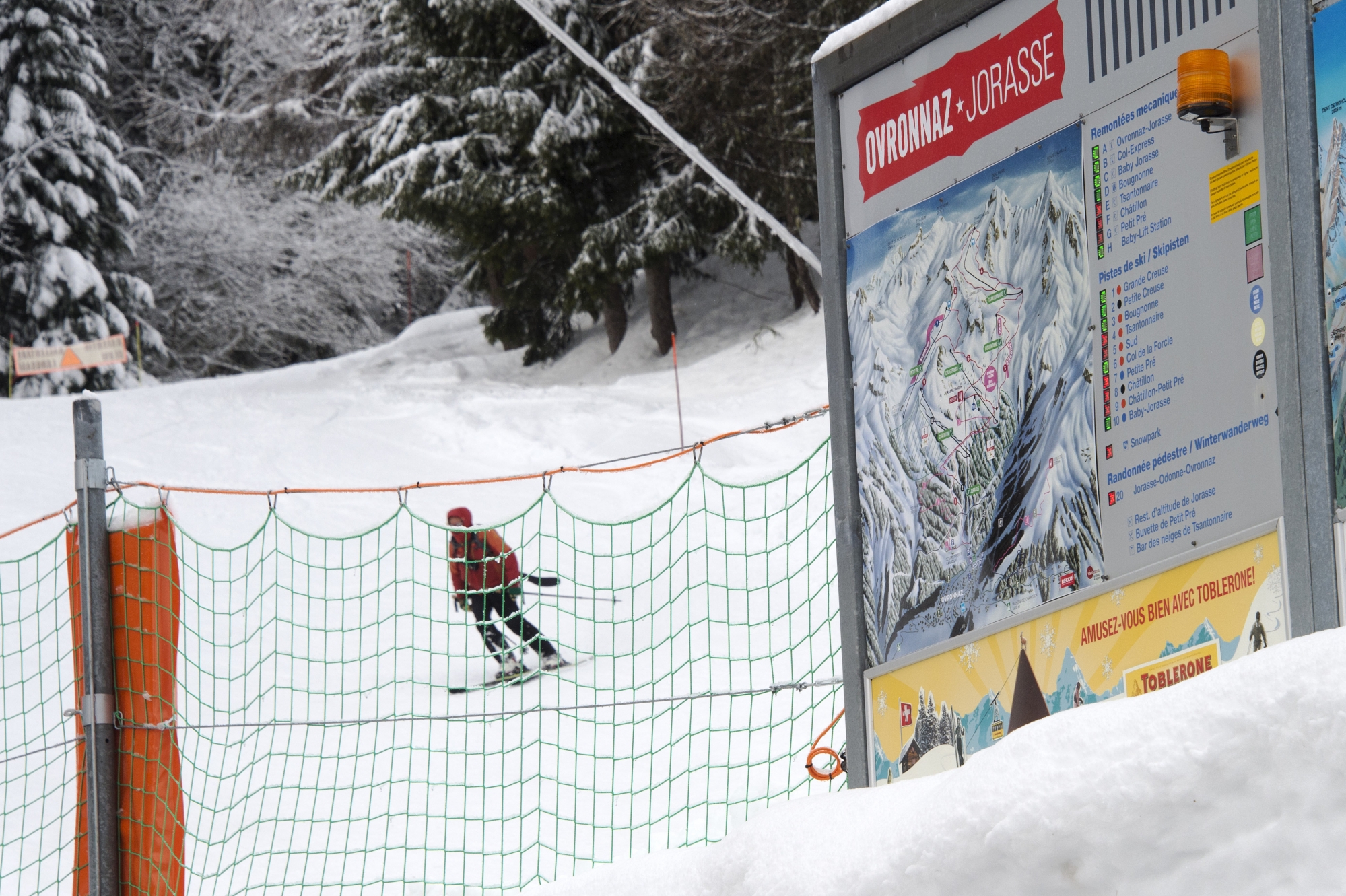 Damage, minage et contrôle des pistes se font en dehors des heures d'ouverture pour assurer la sécurité et le confort des skieurs.