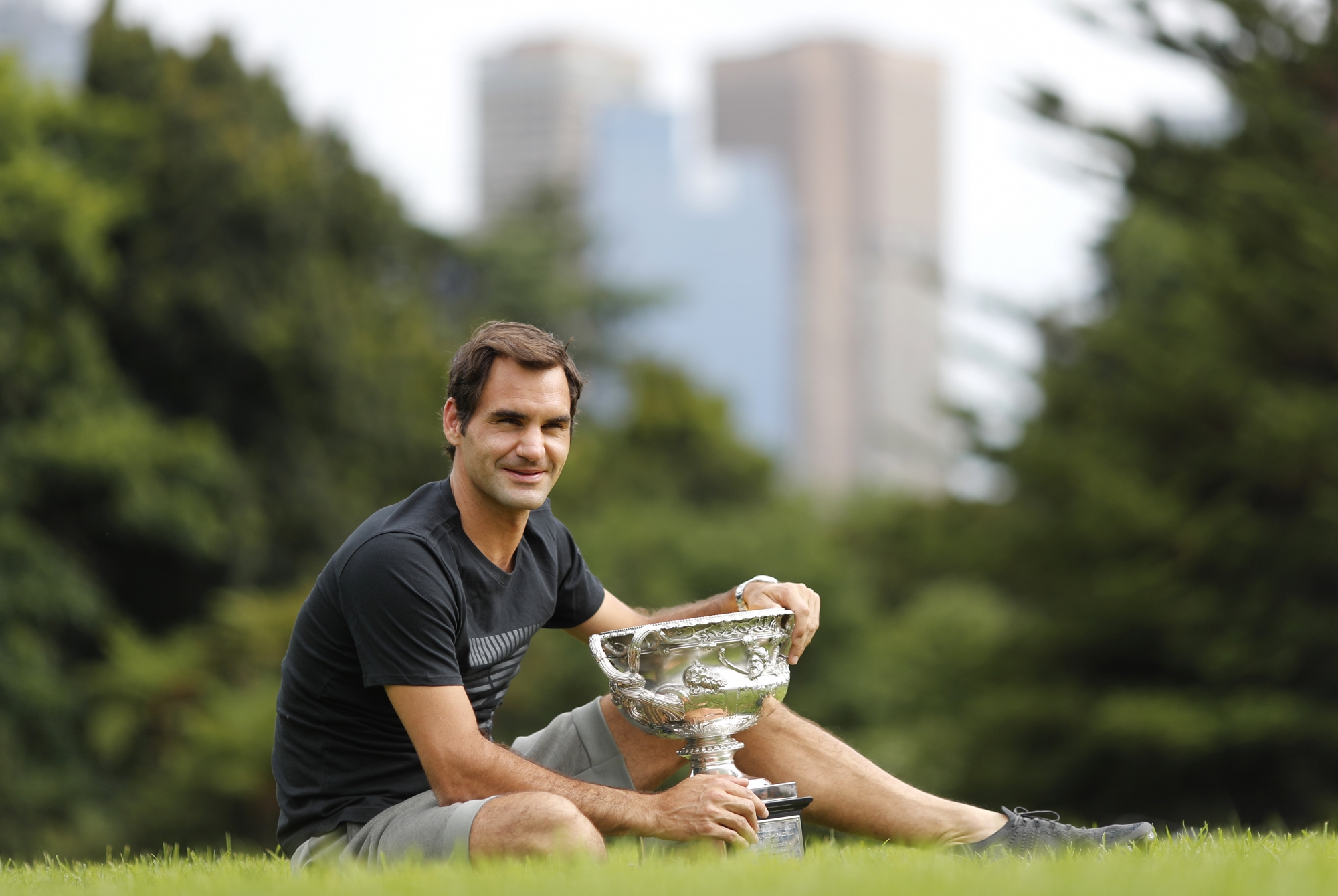 Roger Federer à Melbourne avec son trophée, le 20e en Grand Chelem. 