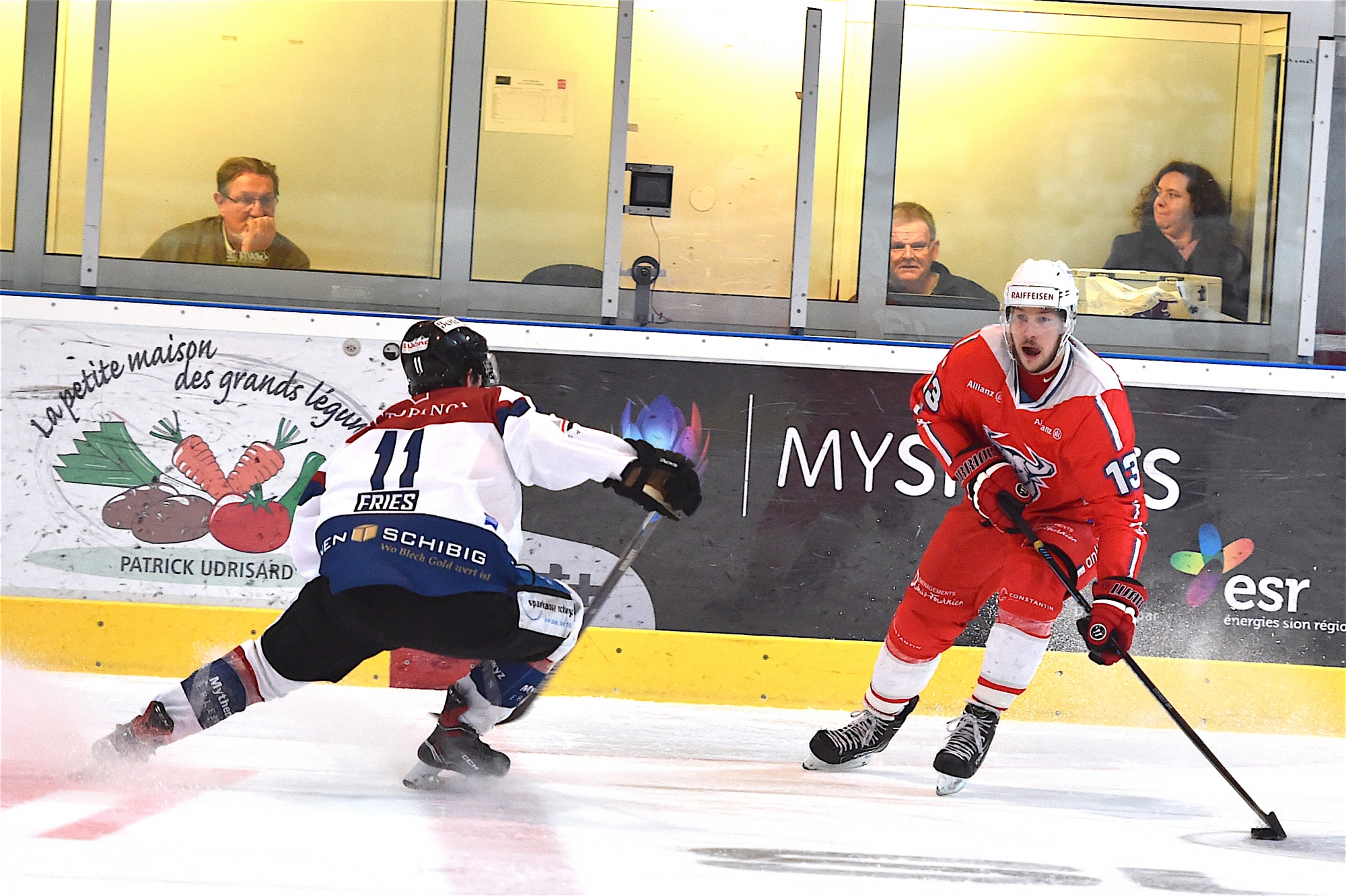 Jonas Fries et Jimmy Oudelet se sont disputé le puck de la qualification lors du cinquième et dernier acte.