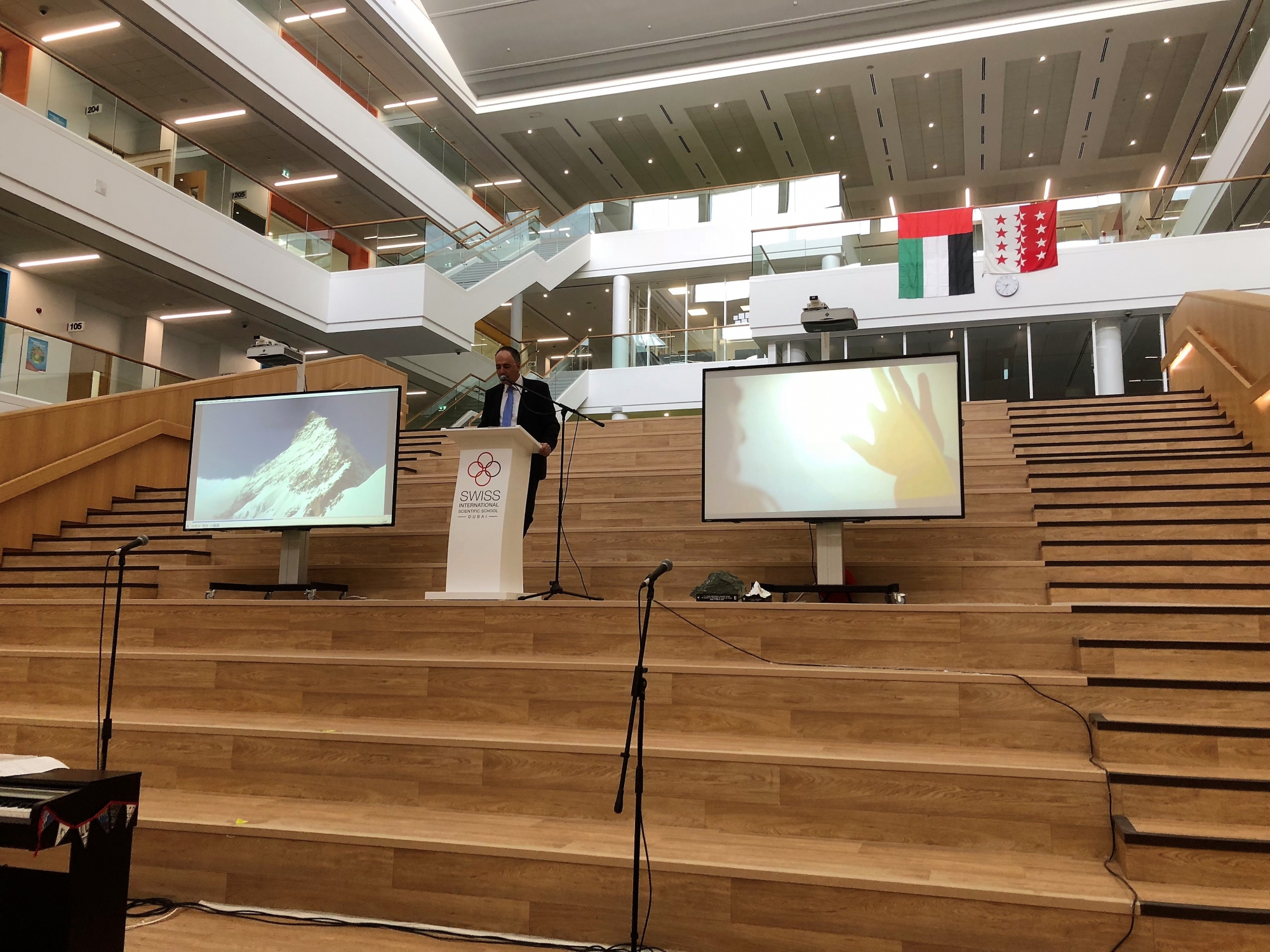 Christophe Darbellay, le chef du département de la formation, lors de l'inauguration de la nouvelle école de Dubaï.