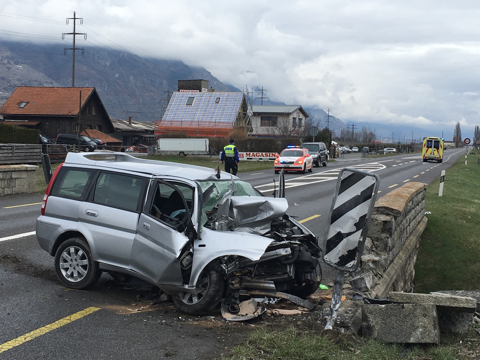 La voiture a percuté frontalement un muret.