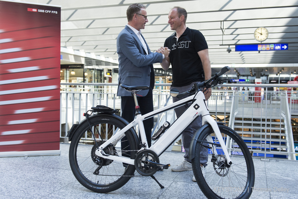 Andreas Meyer, patron des CFF s'était notamment associé à Thomas Binggeli, patron des vélos électriques Stromer, pour compléter son offre (archives).