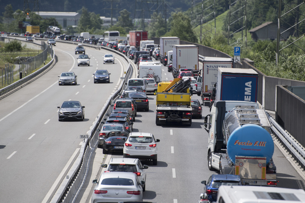 Les vacanciers devraient pouvoir gagner du temps en passant par l'A13 et le San Bernardino, selon Viasuisse, qui n'exclut toutefois pas des bouchons sur cet axe.