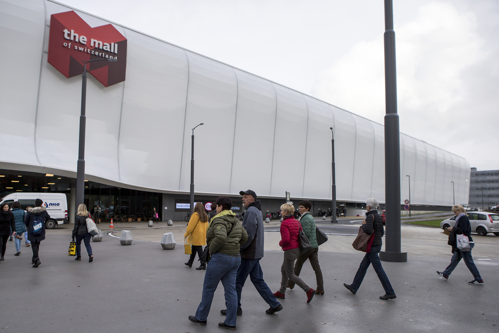 Le centre commercial a rouvert ses portes au public à 21h15. La police lucernoise lance un appel à témoins.