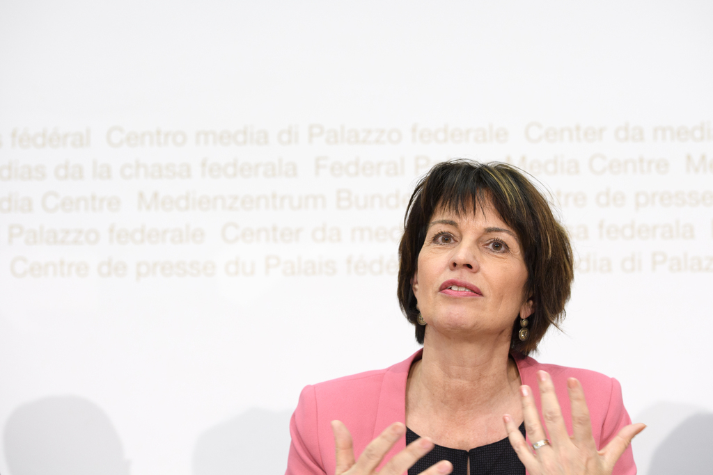 Doris Leuthard, à qui il a été reproché de trop s'immiscer dans les affaires de la SSR, a annoncé qu'une commission indépendante devait être créée.