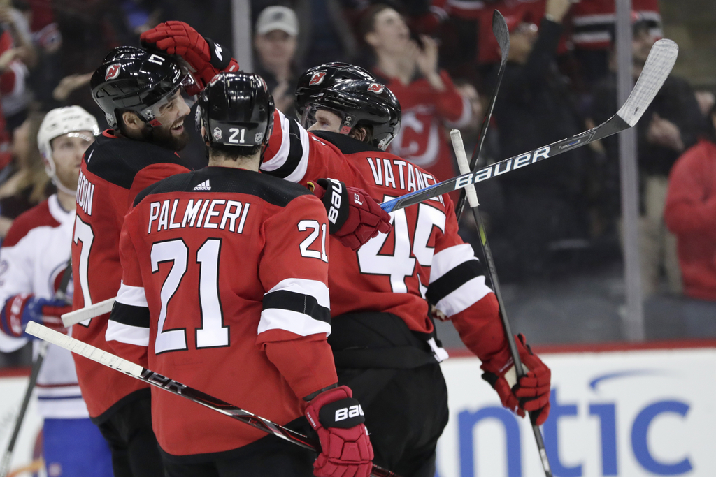 Les joueurs du New Jersey Devils célèbrent le but de Patrick Maroon en deuxième période. 