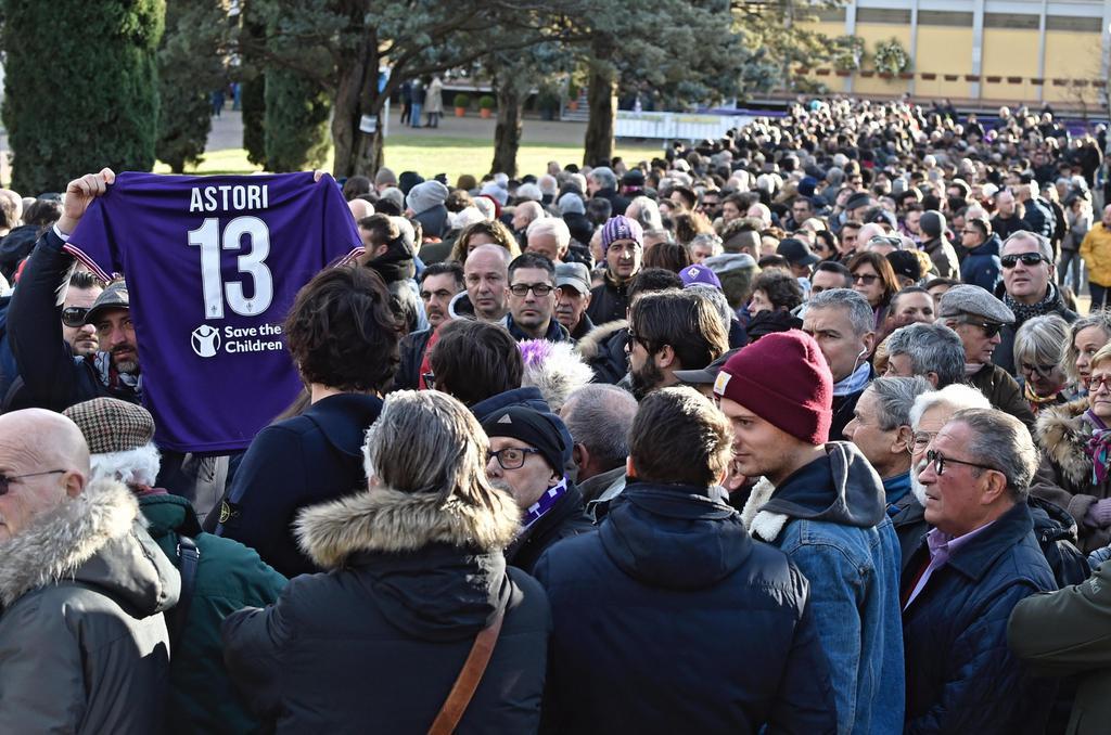 Toute l'équipe de la Fiorentina, les internationaux Daniele De Rossi, Andrea Belotti ou Riccardo Montolivo sont venu saluer Davide Astori.