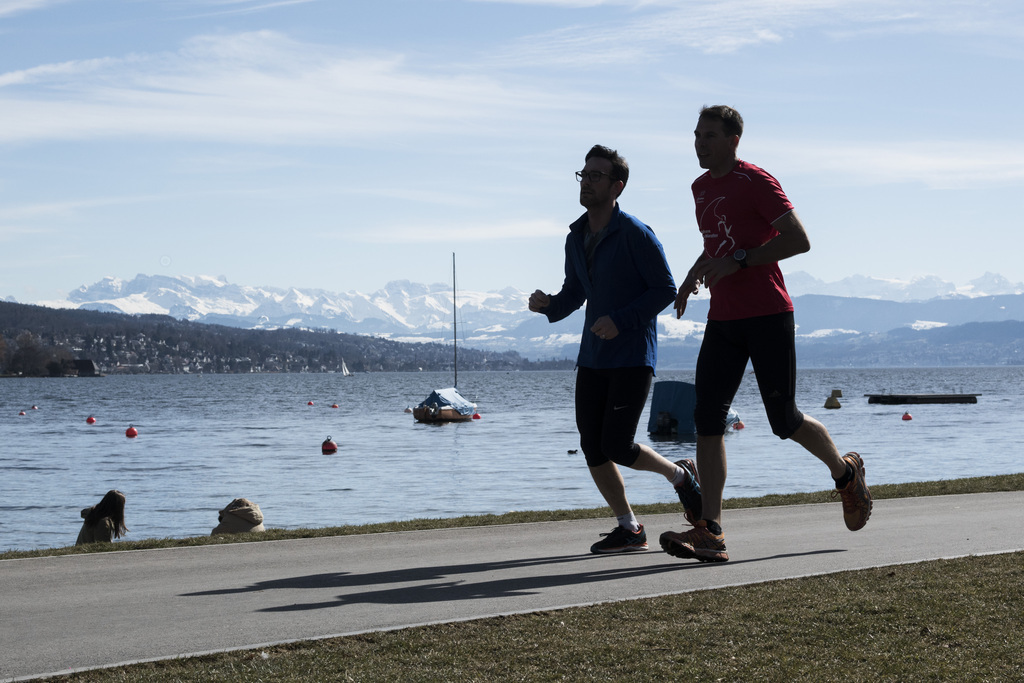 Les températures douces permettent aux Suisses de reprendre les activités en plein air, comme ici au bord du lac de Zurich.