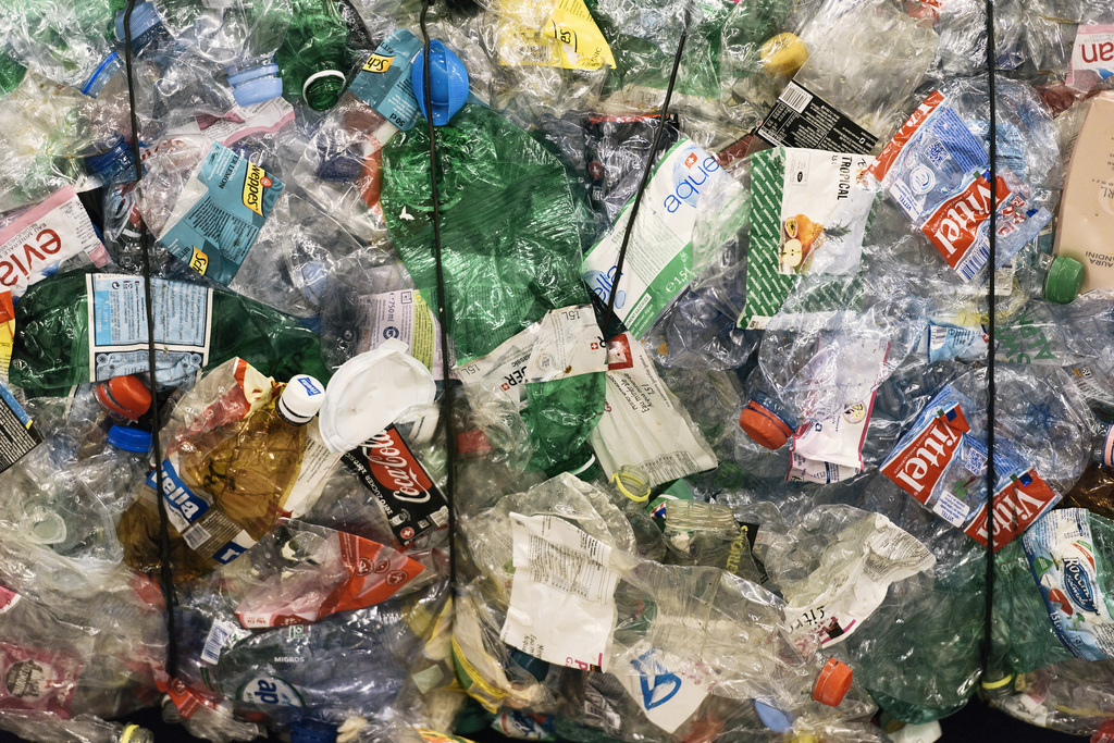 Plus de huit millions de tonnes de plastique aboutissent dans les océans de la planète chaque année. Les scientifiques cherchent un moyen de mieux les éliminer.