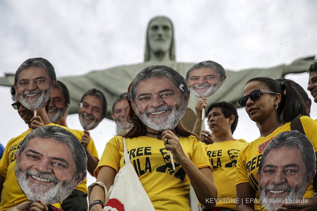 Son incarcération n'a pas mis à mal la popularité de Lula auprès des classes ouvrières brésiliennes.