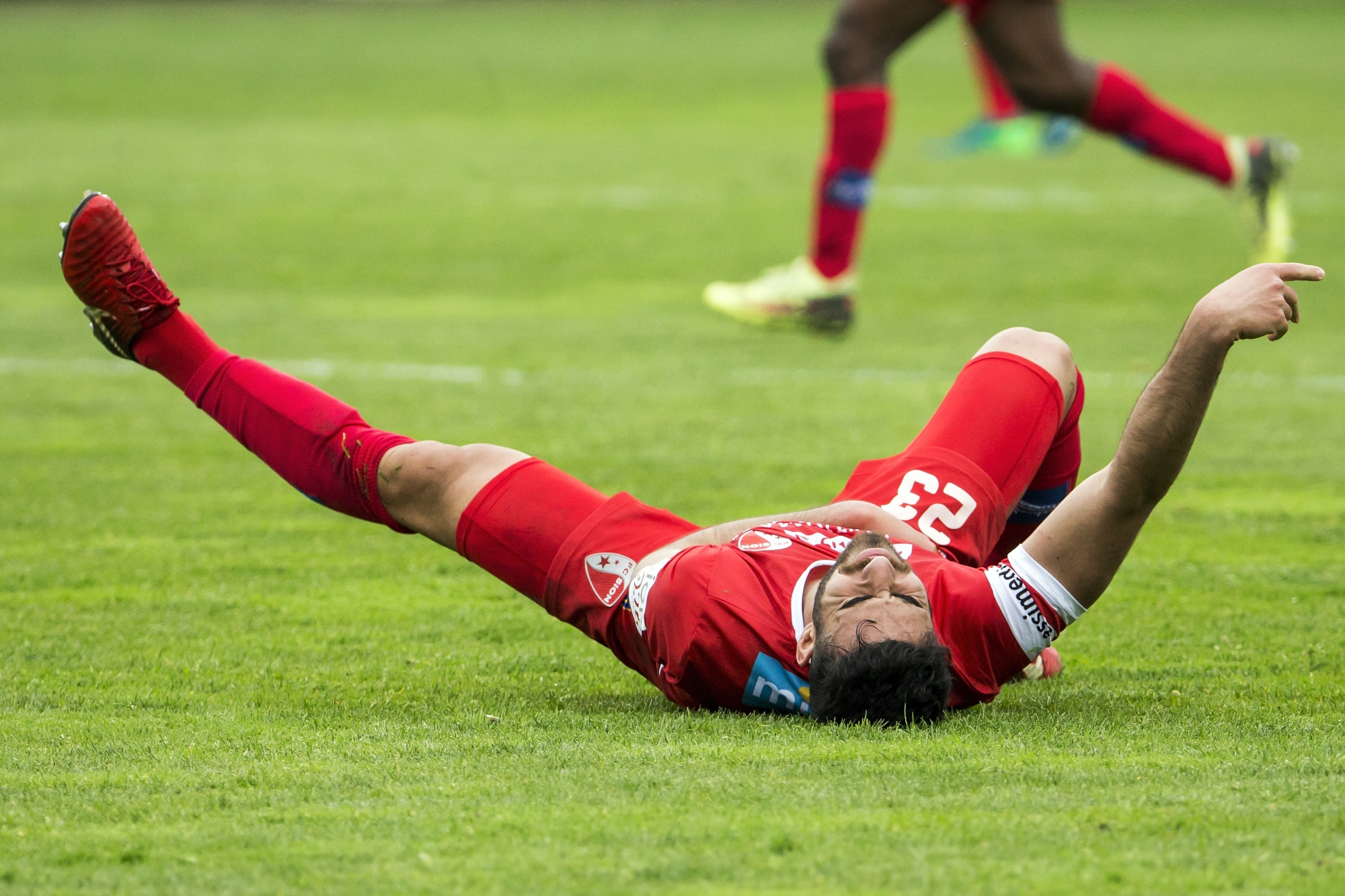 81e minute de jeu à Lucerne dimanche: Eray Cümart tombe et se tient l'épaule. Ca ne sent pas bon pour le FC Sion. 