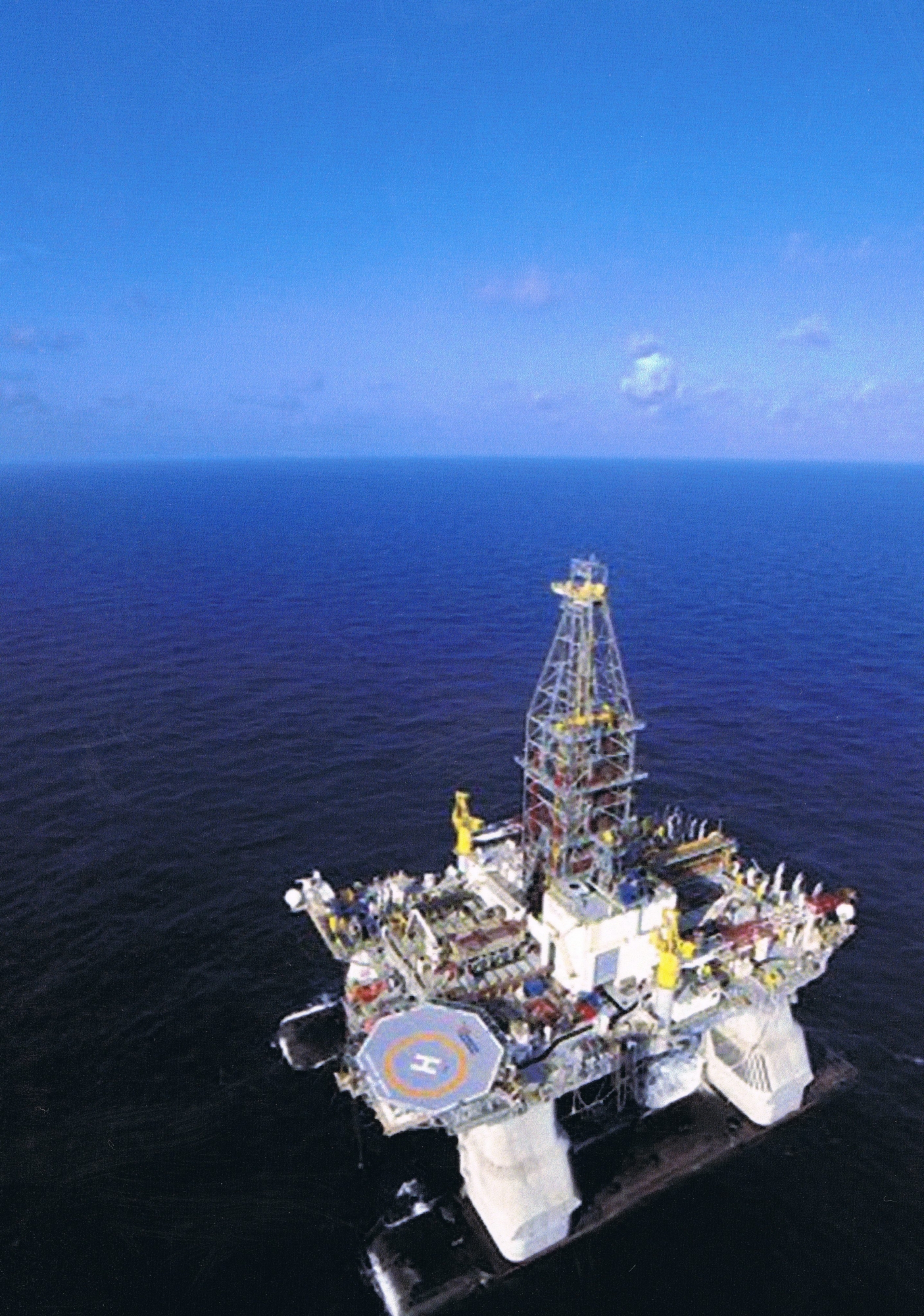 epa02342973 (FILE) An undated file handout picture from the Transocean company released on 21 April 2010 showing the Deepwater Horizon semi-submersible ultra deepwater oil rig in the Gulf of Mexico off the coast of Louisiana, USA. Officials have said on 18 September 2010 that crews working to seal BP's damaged well in the Gulf of Mexico have to carry out one more pressure test on the cement seal completed on 17 September before declaring the well permanently sealed.  EPA/TRANSOCEAN/HANDOUT  EDITORIAL USE ONLY/NO SALES USA OELTEPPICH GOLF VON MEXIKO