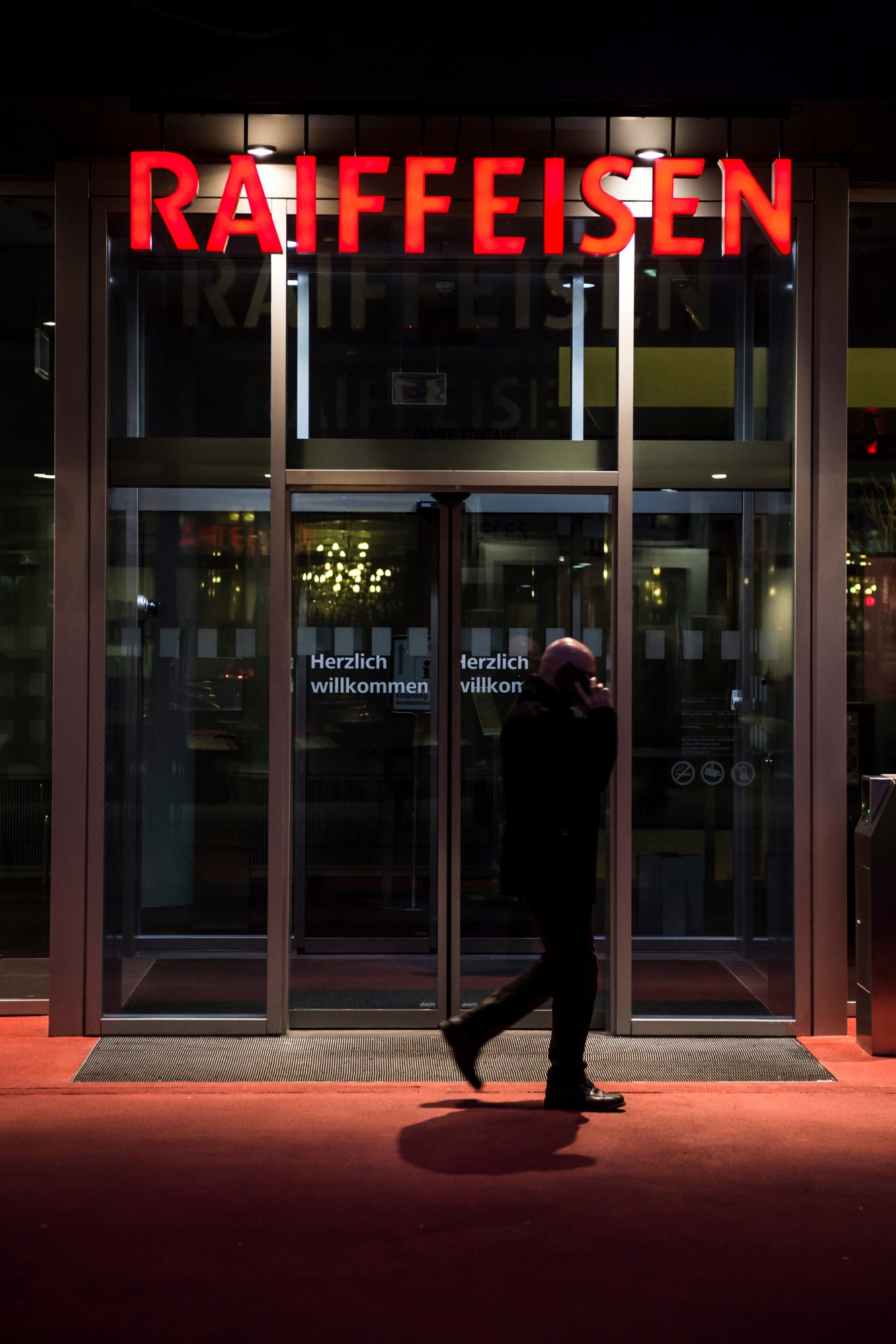 Blick auf das Logo der Raiffeisen-Niederlassung an der Vadianstrasse, aufgenommen am Freitag, 27. Februar 2015, in St. Gallen. (KEYSTONE/Gian Ehrenzeller) SCHWEIZ BMK BILANZ RAIFFEISEN BANK