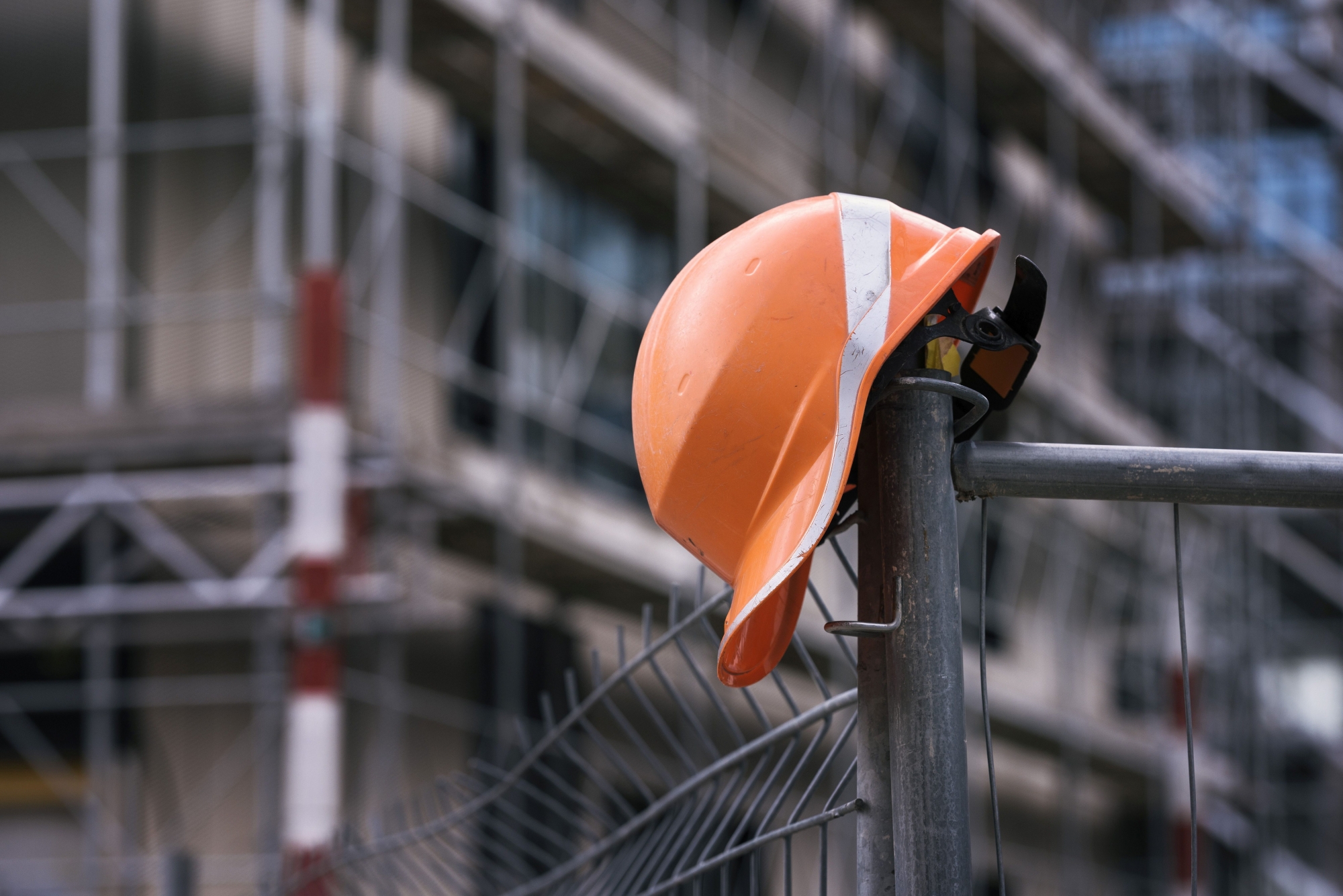A helmet at the construction site "Glattpark" in Opfikon, a town in the district of Buelach, Canton of Zurich, Switzerland, pictured on January 19, 2018. (KEYSTONE/Christian Beutler) SCHWEIZ OPFIKON GLATTPARK BAUEN
