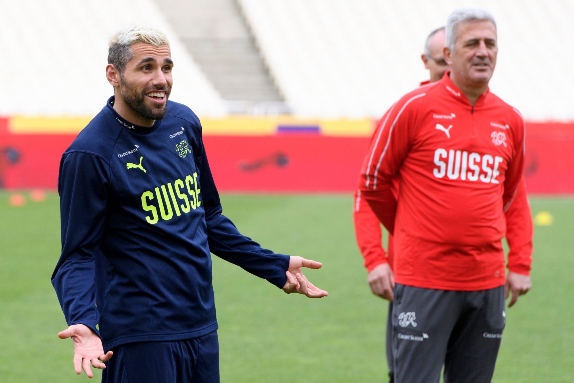 Swiss national team soccer player Valon Behrami, left, smiles next to head coach Vladimir Petkovic, right, during a training session at the Olympic stadium, in Athens, Greece, Thursday, March 22, 2018. Switzerland will face Greece in Athens on March 23, 2018 for a friendly soccer match on preparation for the upcomming 2018 Fifa World Cup in Russia. (KEYSTONE/Laurent Gillieron) GREECE SOCCER TEAM SWITZELRAND