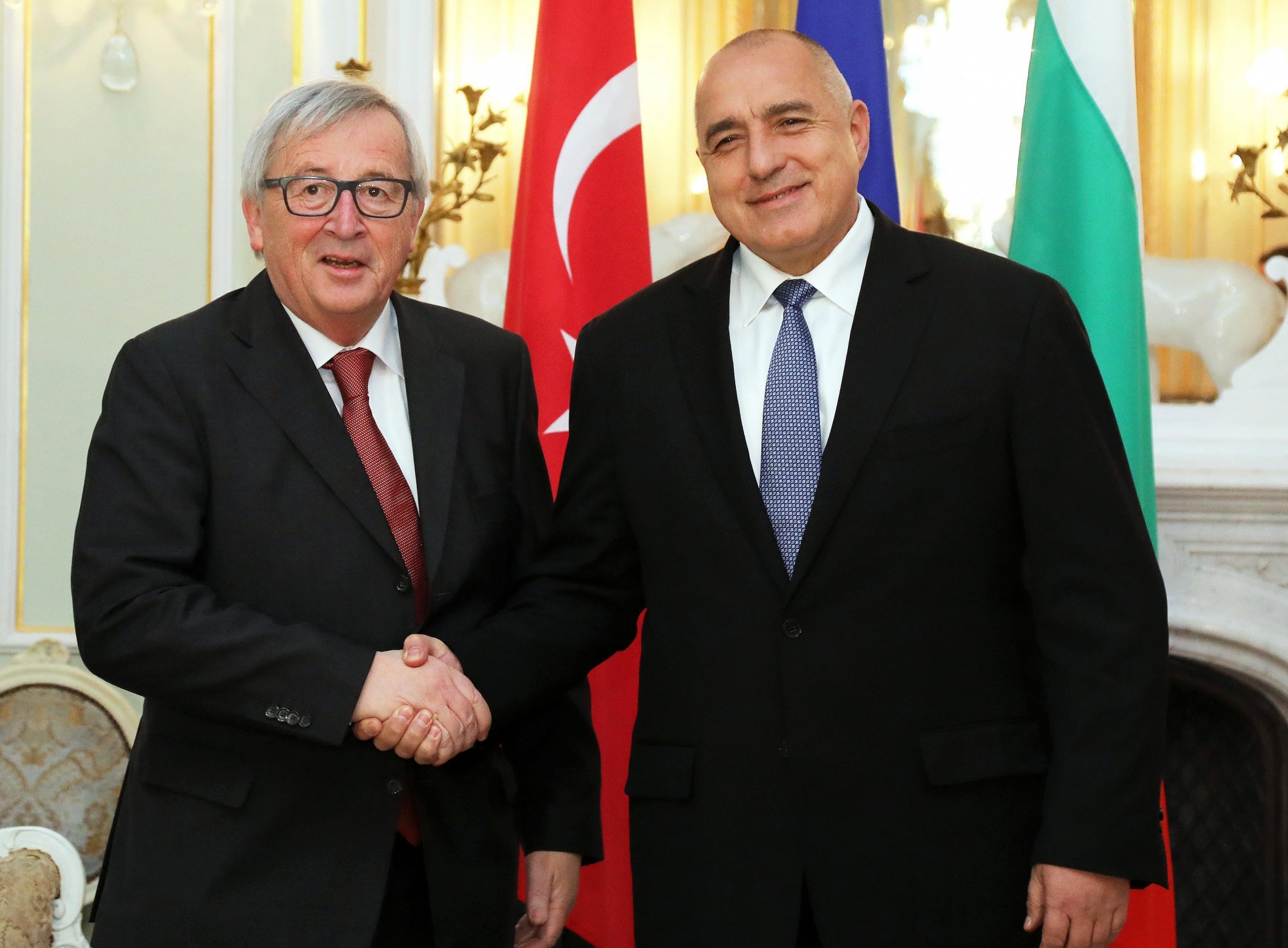 epa06630885 A handout photo made available by the Bulgarian Government press office shows Bulgarian Prime Minister Boyko Borisov (R) welcoming European Commission President Jean-Claude Juncker (L) before the summit meeting between the leaders of the European Union and Turkey on at Evksinograd Residence in the town of Varna, Bulgaria on 26 March 2018.  EPA/BULGARIAN GOVERNMENT PRESS OFFIC HANDOUT  HANDOUT EDITORIAL USE ONLY/NO SALES BULGARIA EU-TURKEY SUMMIT