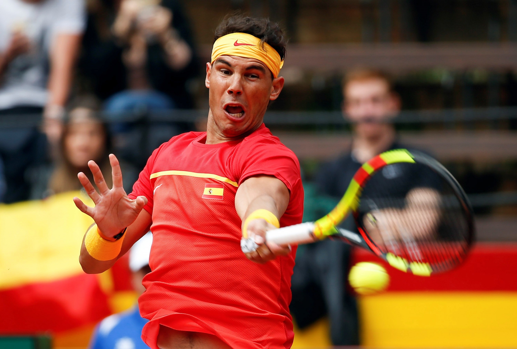 epa06649782 Spain's Rafael Nadal returns a ball to Germany's Philipp Kohlschreiber during their match of the Davis Cup playoffs between Spain and Germany at the Bullring in Valencia, Spain, 06 April 2018.  EPA/KAI FOERSTERLING SPAIN TENNIS DAVIS CUP