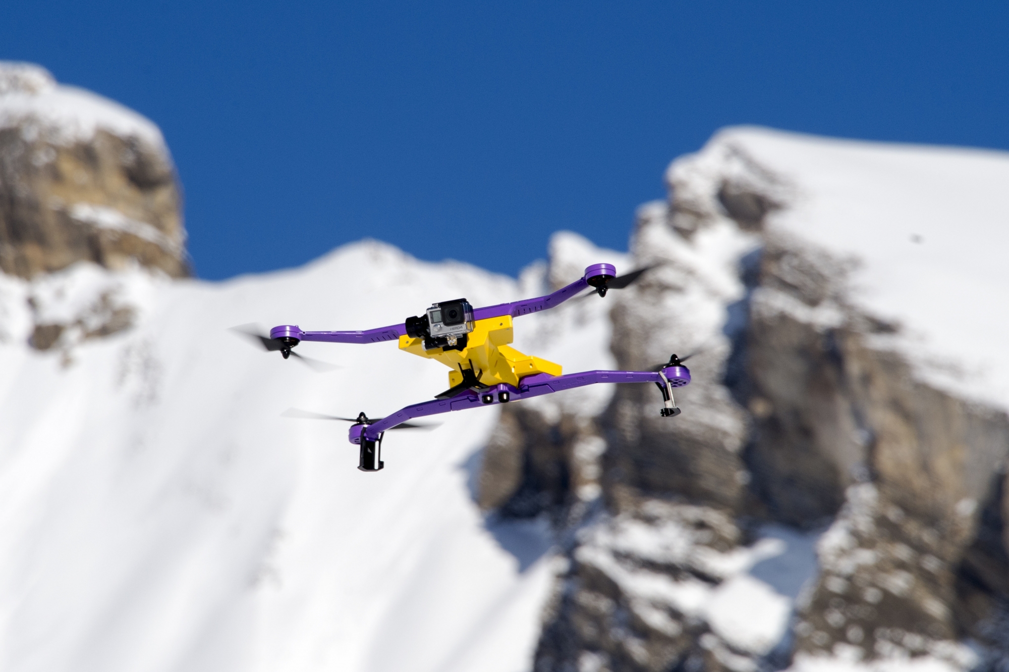 Anzère, le 21 janvier 2016



Démonstration de drone suiveur automatique pour les skieur du domaine de Anzère. Le drone calcule en permanence la distance qui le sépare de sa base et son niveau de batterie. Il en garde toujours sous le pied pour rentrer.



Sacha Bittel/Le Nouvelliste