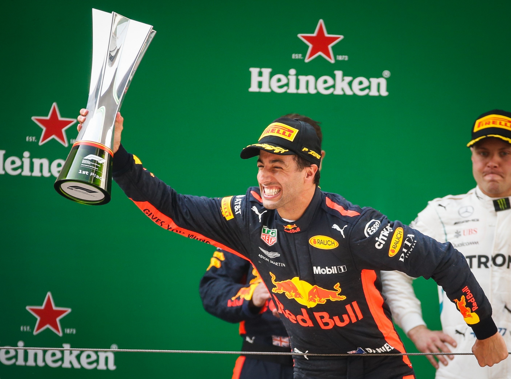 epa06670423 Australian Formula One driver Daniel Ricciardo of Aston Martin Red Bull Racing  celebrates after winning the Chinese Formula One Grand Prix at the Shanghai International circuit in Shanghai, China, 15 April 2018.  EPA/ROMAN PILIPEY CHINA FORMULA ONE GRAND PRIX