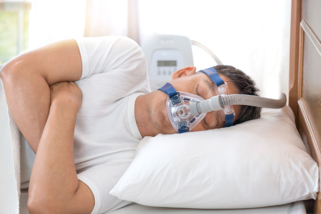 Porter pendant la nuit un masque qui propulse en continu un léger flux d’air dans les voies respiratoires permet d'éviter les interruptions respiratoires et de retrouver un sommeil réparateur.
