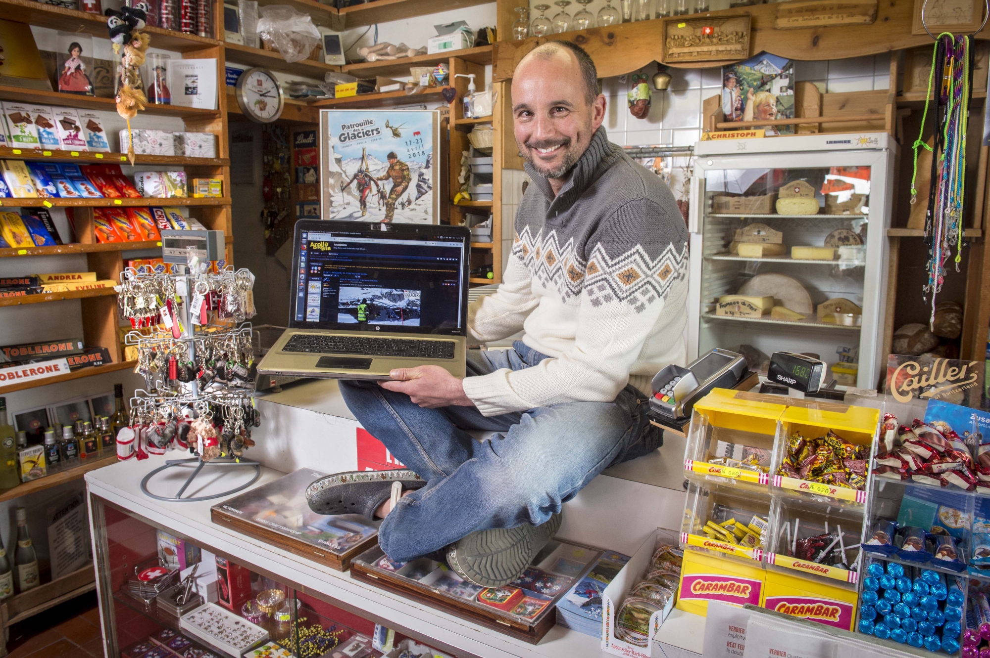 Christophe Clivaz, épicier et fondateur du blog Arolla Bla Bla dans son épicerie du Rond-Point.