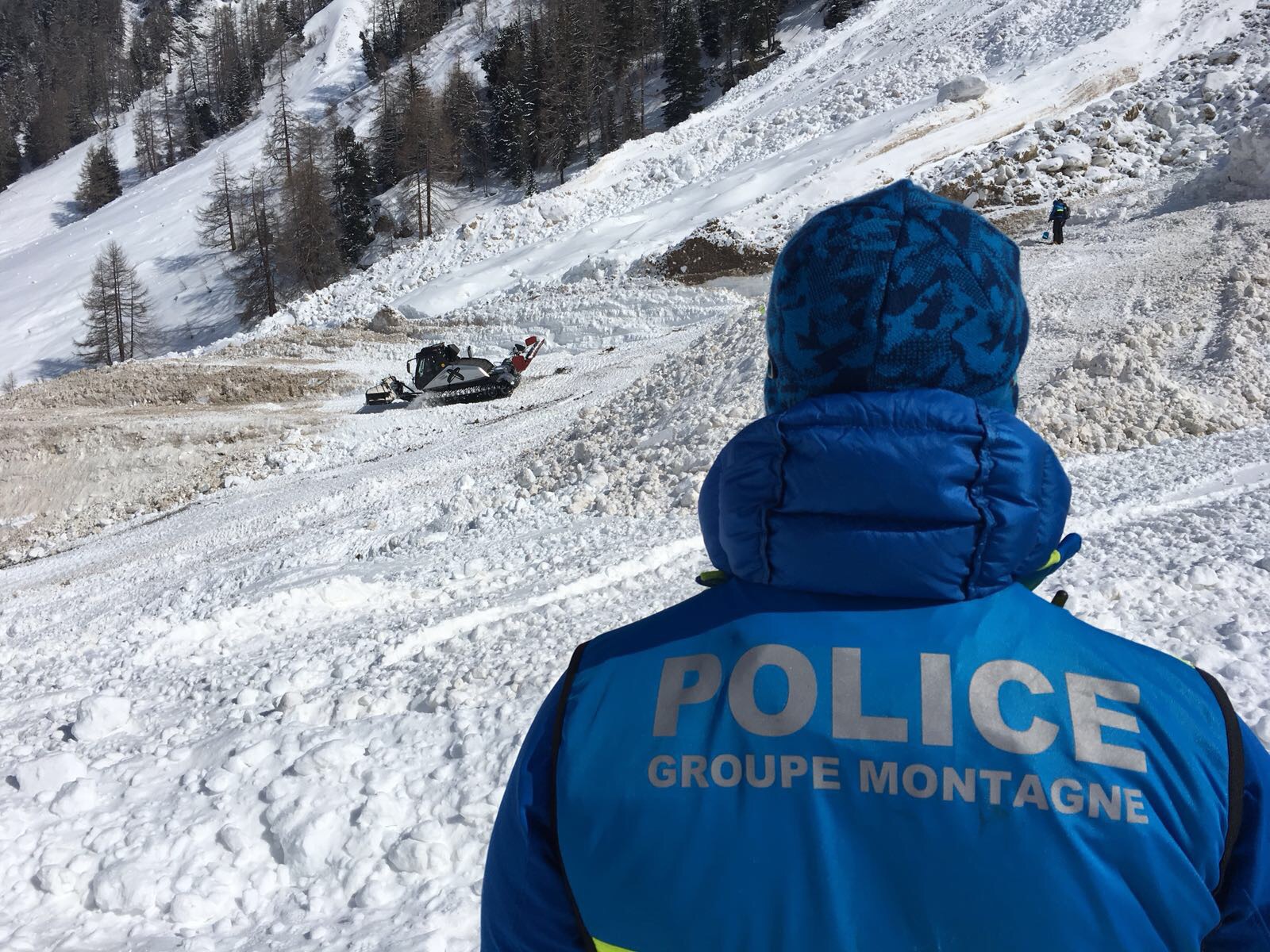 Sur le site de l'avalanche, les recherches actives sont interrompues depuis le 21 mars, mais des inspections régulières sont planifiées afin de retrouver le corps du 4e disparu.