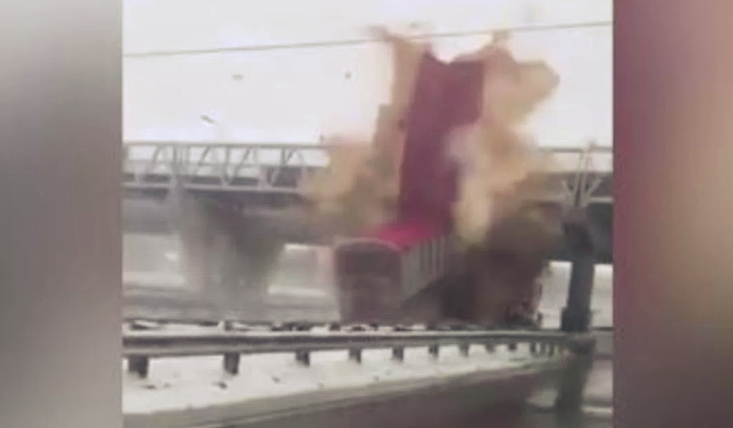 La benne du camion, replie de maïs, a explosé lors du choc contre la passerelle.