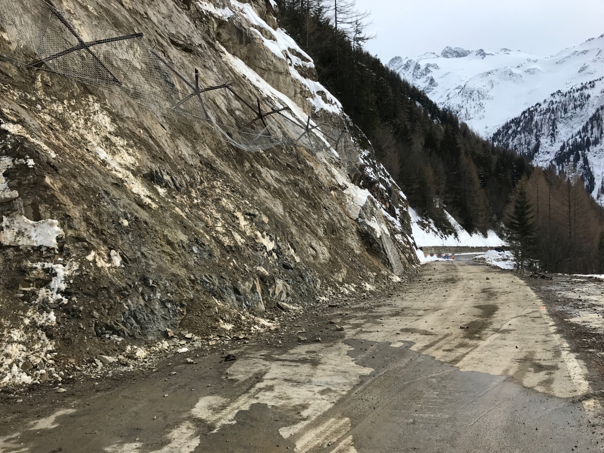 La circulation sur le route entre Trient et le col de la Forclaz n'est possible qu'en journée, de 6 à 22 heures. 