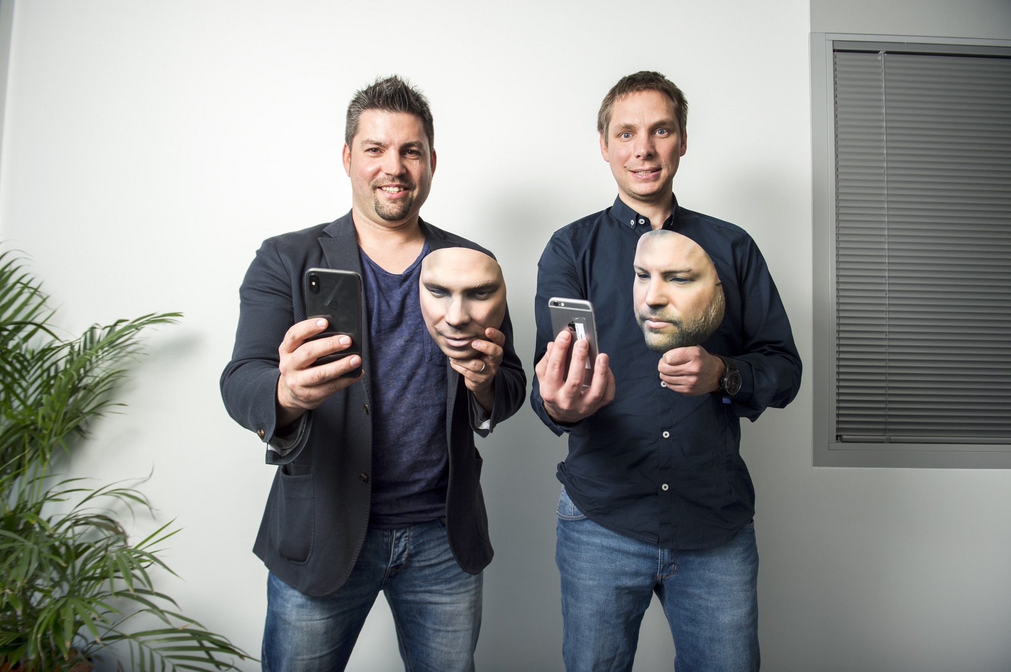 Yann Rodriguez et Gilles Florey, les fondateurs de KeyLemon, posent avec un masque à leur effigie. Grâce à la biométrie 3D, le logiciel peut faire la différence entre le vrai du faux.