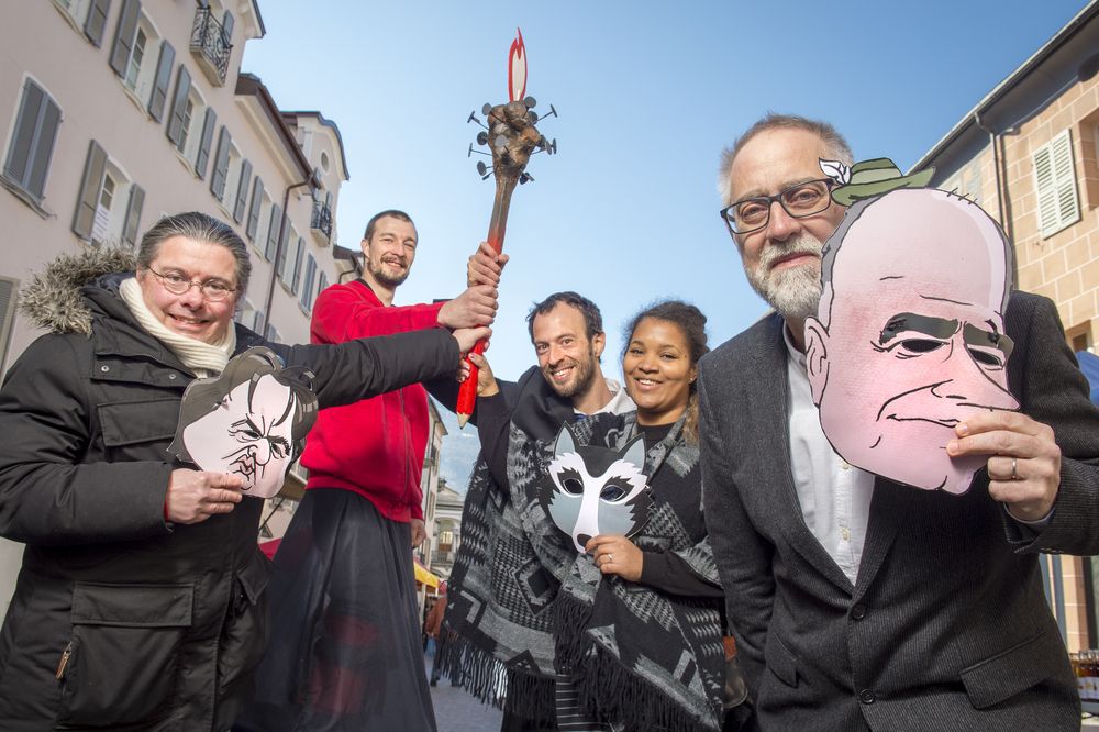 Autour du porteur de flamme, ce vendredi à Sion, l'équipe de rédaction de La Torche 2.0: le journaliste Joël Cerutti (à gauche), les dessinateurs Pigr (Igor Paratte) et (François) Maret et Ia chroniqueuse Estelle Borel.