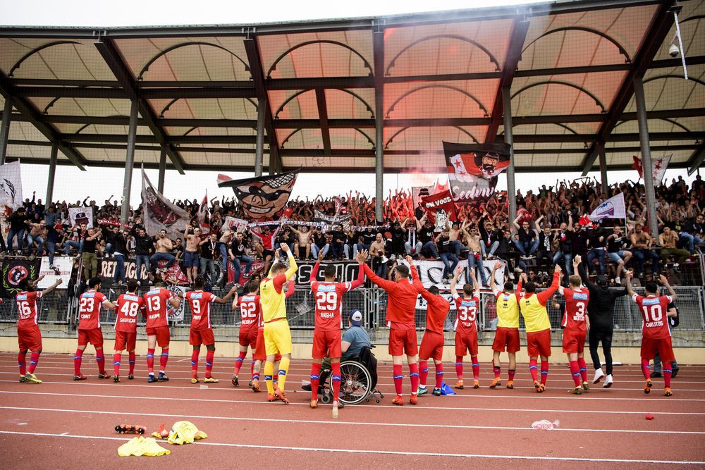 Les joueurs du FC Sion saluent leurs supporters après leur victoire contre Lausanne dimanche à La Pontaise. 