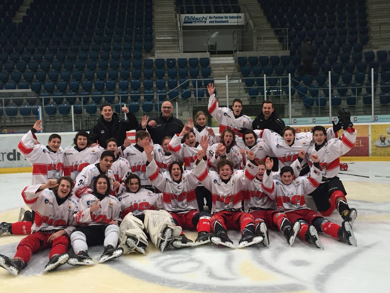 Les novices promus en élites. Un grand moment pour le hockey valaisan.