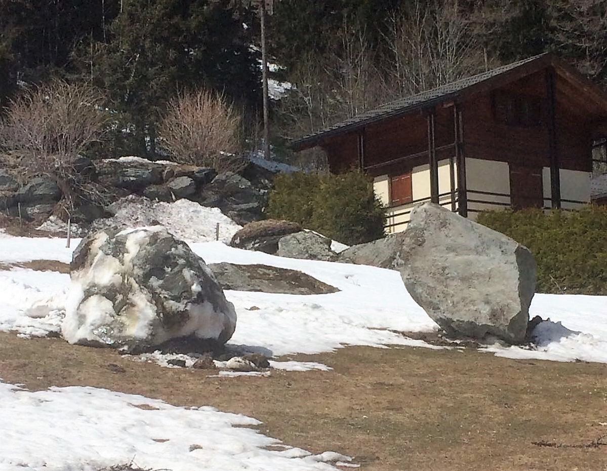 Deux blocs de belle taille ont atterri à proximité de résidences secondaires de Trient.