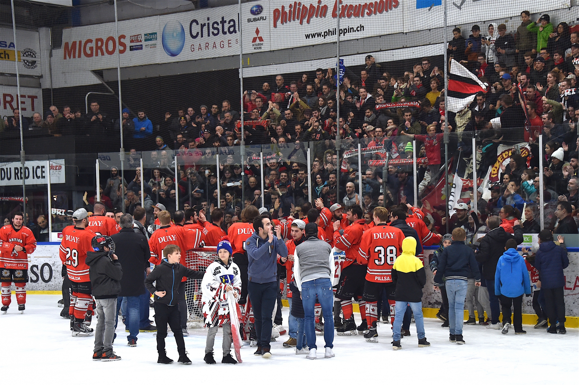 Le public était venu en nombre pour fêter la promotion de Red Ice, preuve que le hockey fait recette en Valais.